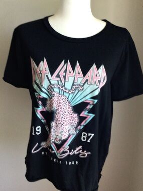 Vinyl Threads Def Leppard Love Bites Graphic Tee